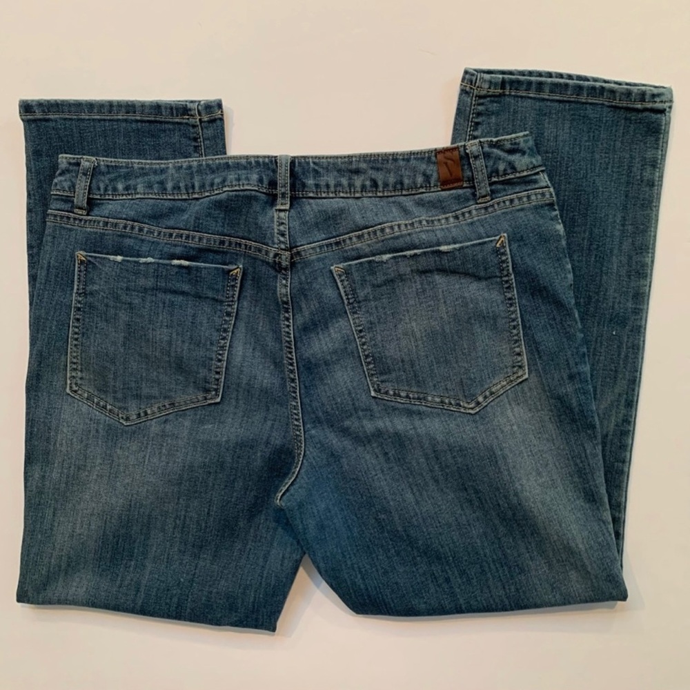 Simply Vera Vera Wang lightly distressed mid rise denim capri jeans